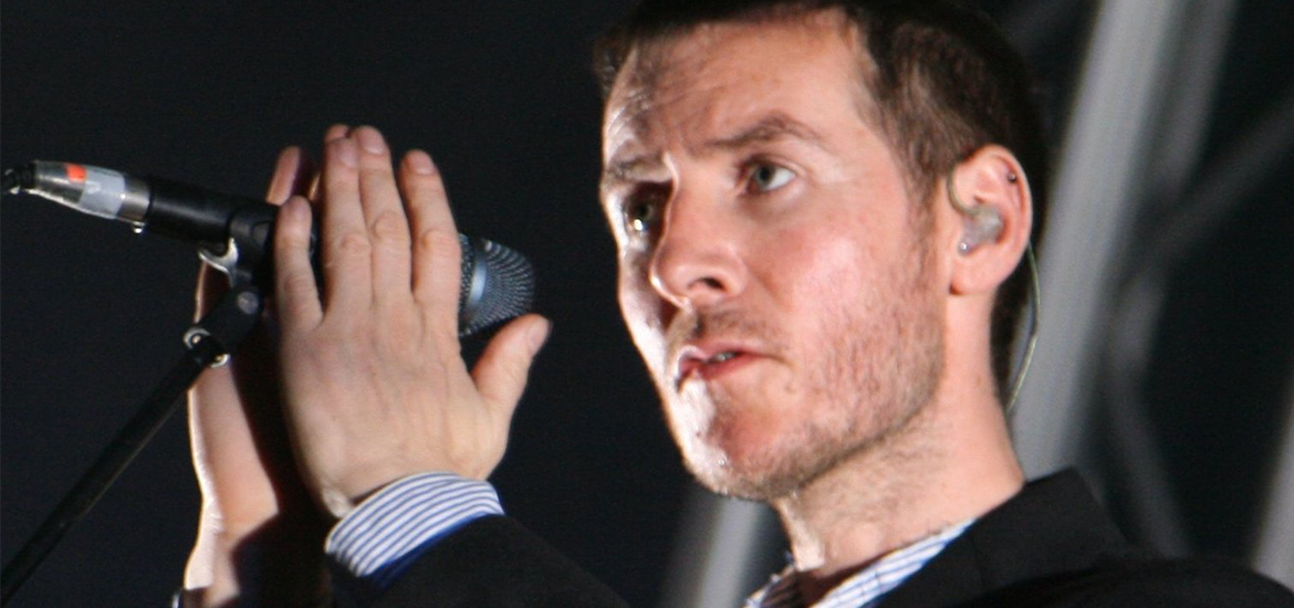 Robert Del Naja diseña cartel para apoyar una buena causa