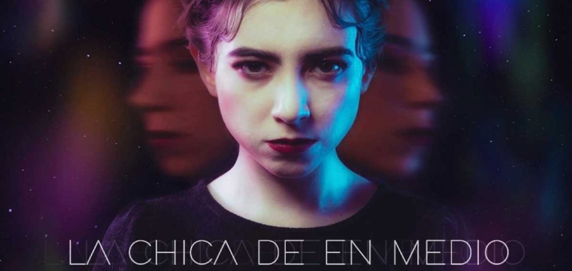 Regina Sáenz presenta "La chica de en medio"